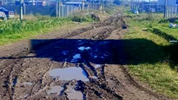 Altos de San Lorenzo: vecinos denuncian el mal estado de una calle y reclaman por ambulancias que no pueden ingresar