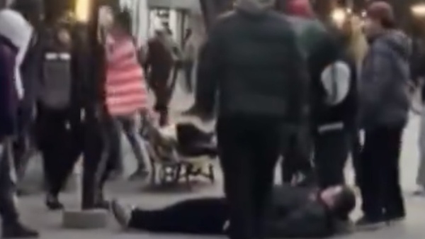 Brutal pelea en pleno centro de La Plata: una patada en la cabeza dej&oacute; a un joven inm&oacute;vil sobre el asfalto