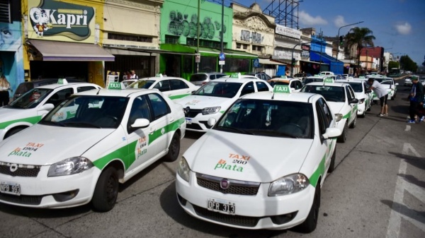 Los taxis de La Plata no levantan cabeza: hacen apenas 11 viajes por d&iacute;a y algunos choferes duermen en las paradas