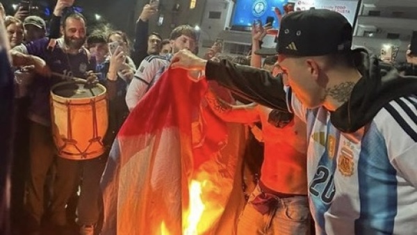 Del festejo al descontrol en La Plata: quemaron motos y una bandera inglesa