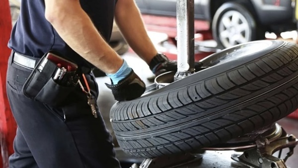 Millonario golpe en una gomer&iacute;a de La Plata: se llevaron 20 mil d&oacute;lares y $20 millones del ba&uacute;l de un auto