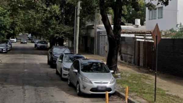 Cinco delincuentes entraron a una casa de La Plata mientras la familia dorm&iacute;a y quedaron filmados