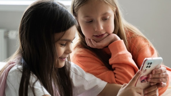 Tercer grado con celular: el 59% de los alumnos ya tiene uno propio