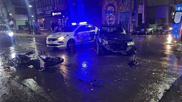 Un motociclista termin&oacute; gravemente herido en un violento choque que qued&oacute; filmado en Ensenada