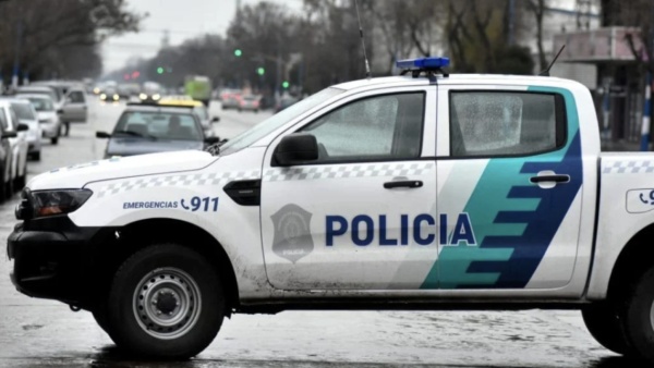 Terror en La Plata: una mujer se tir&oacute; desde un primer piso para escapar de dos ladrones que entraron a su casa