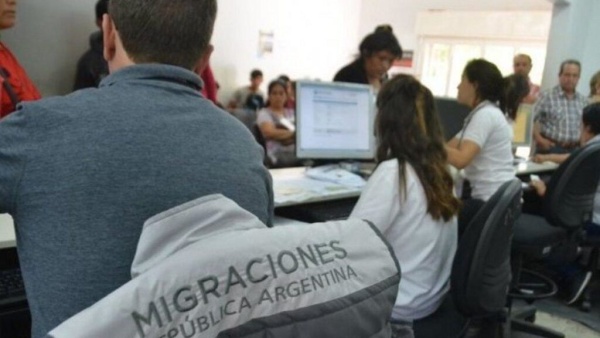 Milei endureci&oacute; la pol&iacute;tica migratoria y podr&aacute; expulsar extranjeros por mensajes de odio contra argentinos