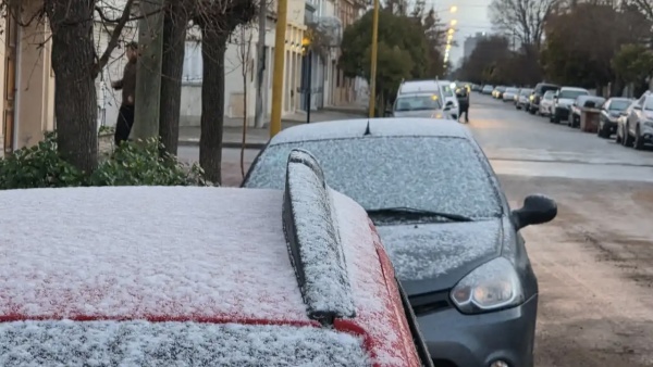 Tres Arroyos amaneci&oacute; cubierta de nieve y las im&aacute;genes parecen sacadas de la Patagonia