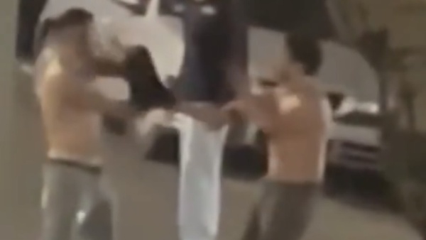 Brutal pelea entre dos j&oacute;venes en una transitada esquina de La Plata