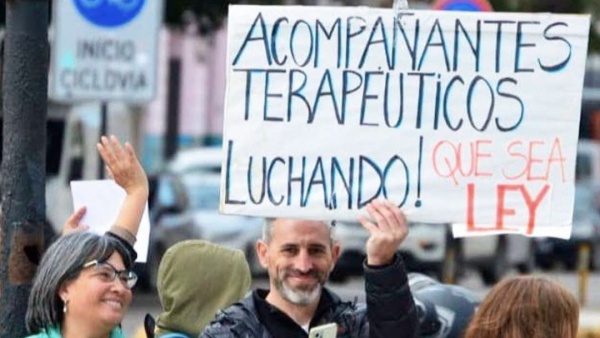 Frente a Gobernaci&oacute;n, Acompa&ntilde;antes Terap&eacute;uticos reclamaron a Kicillof por la ley AT y demoras de IOMA