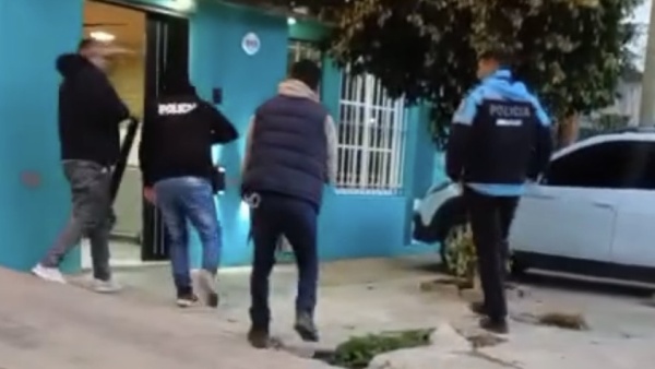 Cay&oacute; la banda que atac&oacute; a un vecino en La Plata: tres detenidos y recuperaron el celular robado