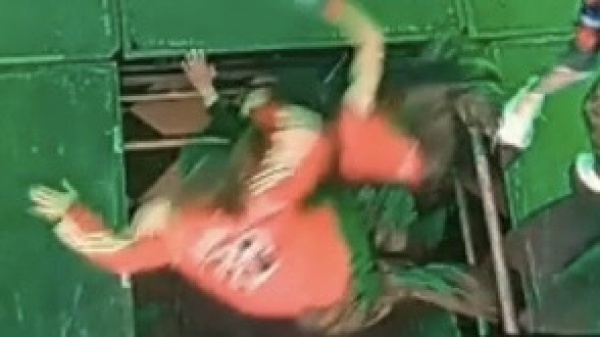 Segundos de terror en La Plata C&oacute;mic: dos bailarines cayeron del escenario frente al p&uacute;blico en el Pasaje Dardo Rocha