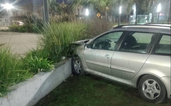 Perdi&oacute; el control, se subi&oacute; a la rambla de 7 y 32 en La Plata y destroz&oacute; el auto