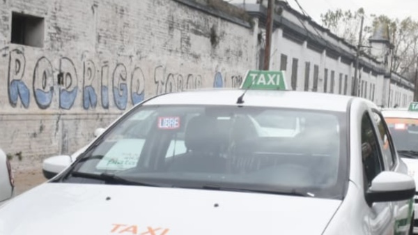 Un taxista levant&oacute; a una pareja en La Plata y termin&oacute; asaltado a punta de pistola en Berisso