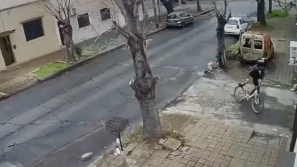 Misterio en el incendio fatal de La Plata: un ciclista entr&oacute; seis segundos a la casa y escap&oacute; antes de que todo ardiera