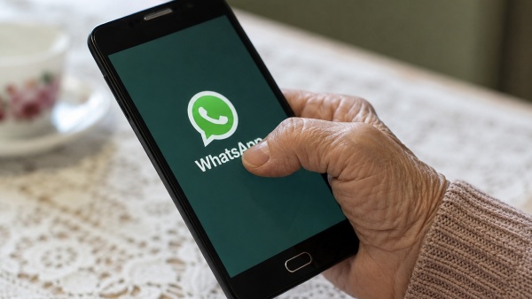 Dos jubiladas de La Plata fueron estafadas por WhatsApp: usaron la foto de familiares y les vaciaron las cuentas