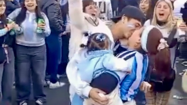 Le pidi&oacute; casamiento en pleno festejo de Argentina en 7 y 50 y emocion&oacute; a todos los platenses