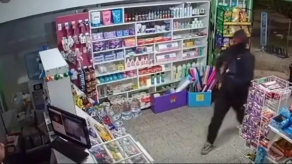 Terror en La Plata: entr&oacute; con una escopeta a robar un kiosco, golpe&oacute; al empleado y huy&oacute;