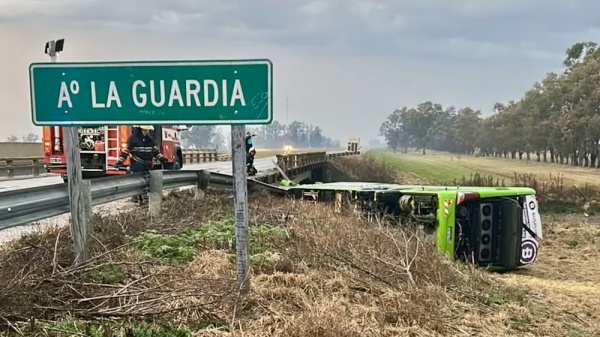 Un micro volc&oacute; en la Ruta 7 por el fuerte viento y buscan a un chofer que desapareci&oacute; tras saltar