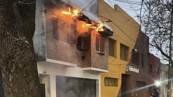 Dram&aacute;tico incendio en La Plata: rescataron a un hombre y su perro atrapados en el fuego
