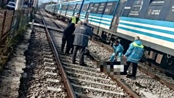 Drama en La Plata: un hombre se arroj&oacute; al paso del tren Roca y lucha por su vida