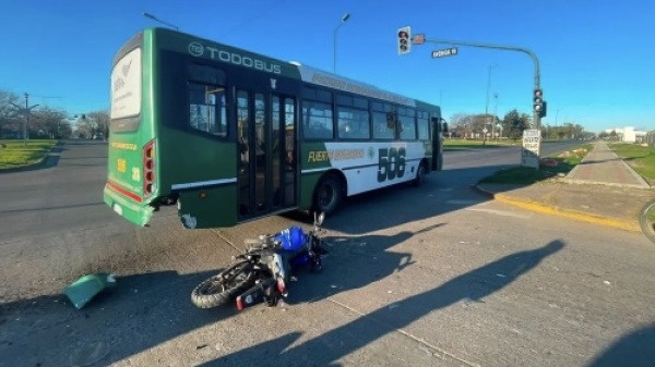 Un polic&iacute;a bonaerense choc&oacute; con un micro de la l&iacute;nea 506 en La Plata y termin&oacute; hospitalizado