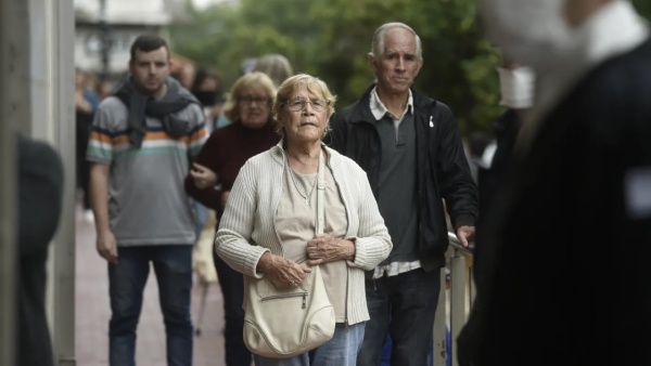 Cada vez menos argentinos logran jubilarse: el acceso al sistema cay&oacute; 45%