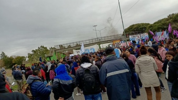 Corte en la bajada de la Autopista La Plata - Buenos Aires por una protesta de la CGT