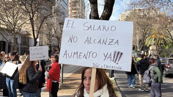 &ldquo;El sueldo no alcanza&rdquo;: trabajadores de Educaci&oacute;n bonaerense realizaron una masiva protesta en La Plata
