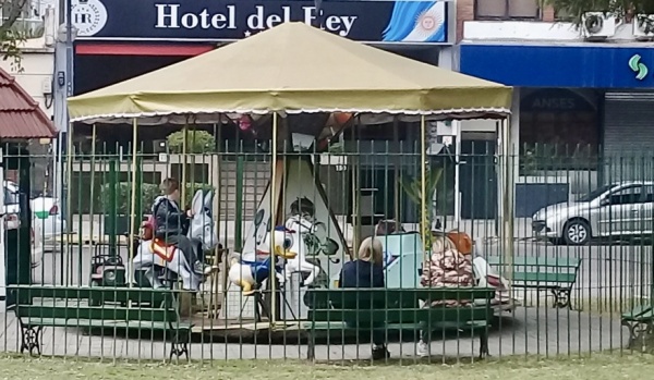 Cerr&oacute; la calesita de Plaza Paso y La Plata pierde otro pedazo de su infancia