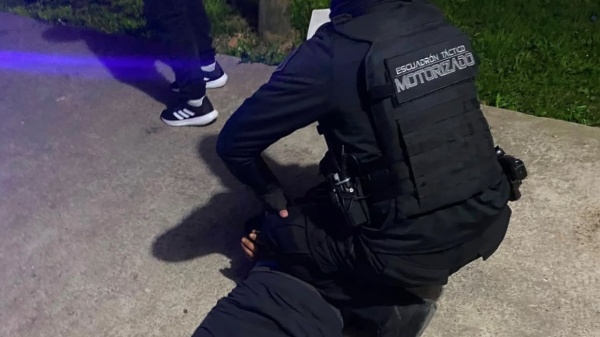 Persecuci&oacute;n de pel&iacute;cula en La Plata: cay&oacute; un pr&oacute;fugo con un auto robado, patente trucha y un arma de utiler&iacute;a