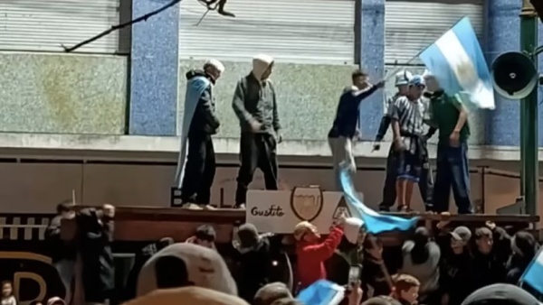 Festejaban el triunfo de Argentina y se derrumb&oacute; la estructura de un bar: el impactante momento qued&oacute; filmado