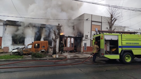 Devastador incendio en La Plata: una mujer muri&oacute; y un hombre pelea por su vida tras quedar atrapados entre las llamas