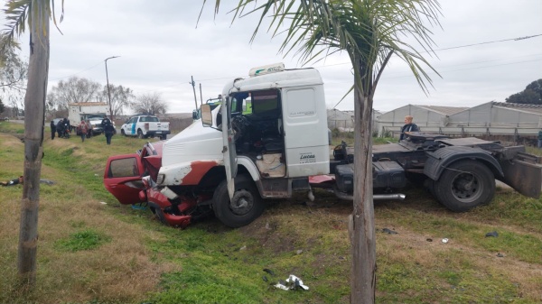 Fatal accidente en La Plata: una mujer perdi&oacute; la vida tras un violento choque entre una camioneta y un cami&oacute;n