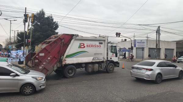 Muri&oacute; un hombre de 76 a&ntilde;os tras ser atropellado por un cami&oacute;n recolector en el l&iacute;mite entre La Plata y Berisso
