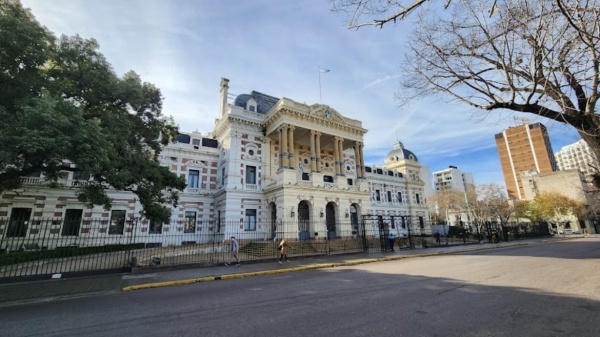 Los estatales bonaerenses aceptaron el aumento del 7%: tambi&eacute;n habr&aacute; pases a planta y cambios en la carrera administrativa