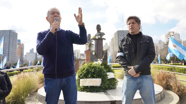 Alak y Kicillof homenajearon a Evita en Plaza Moreno y cruzaron a Milei: &ldquo;Nos quieren llevar de nuevo a la colonia&rdquo;