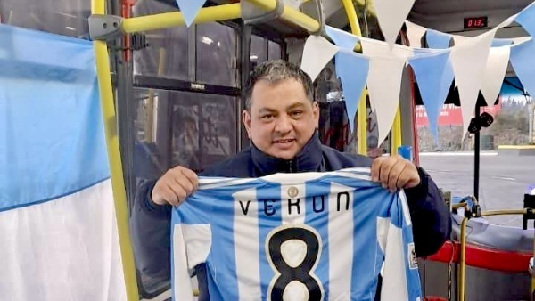 Un chofer de La Plata decor&oacute; todo su micro para alentar a la Selecci&oacute;n y sorprendi&oacute; a los pasajeros