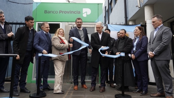 Alak inaugur&oacute; nuevos cajeros autom&aacute;ticos en Melchor Romero y Los Hornos junto al Banco Provincia
