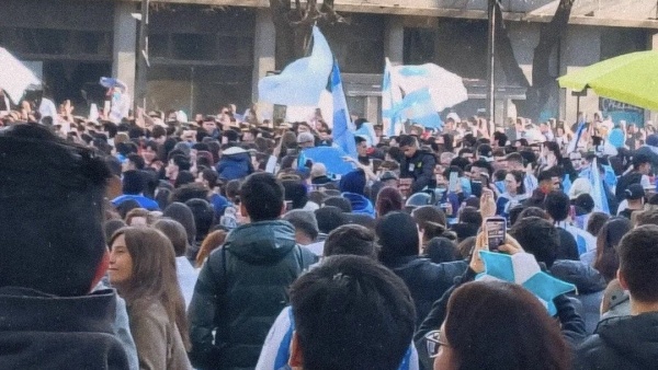 Locura en el centro de La Plata: cientos de hinchas coparon 7 y 50 para celebrar el triunfo de Argentina