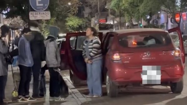 El gesto solidario que emociona a La Plata: una mujer reparti&oacute; comida en silencio a personas en situaci&oacute;n de calle