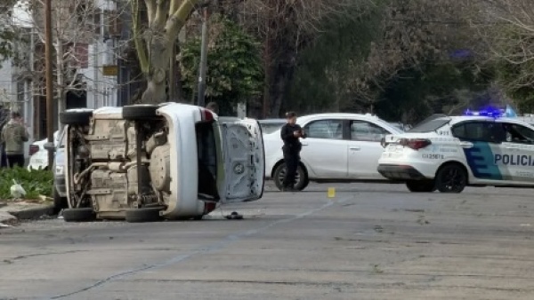 Volc&oacute; en La Plata tras intentar esquivar un animal y termin&oacute; hospitalizado