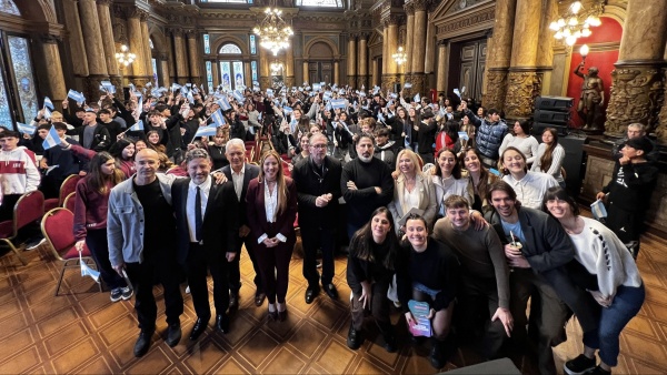 Alak encabez&oacute; un encuentro con m&aacute;s de 300 estudiantes y se mostr&oacute; con un intendente clave del PJ
