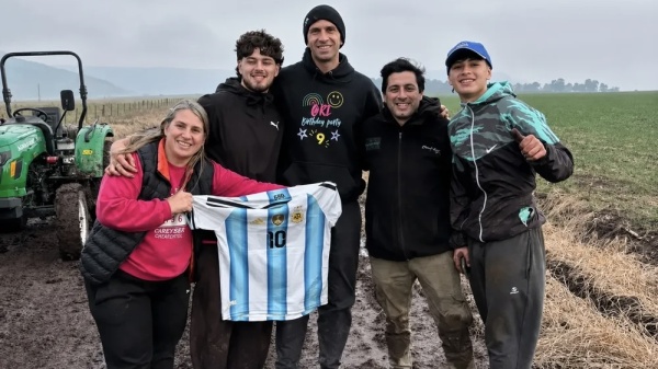 Sali&oacute; a buscar al Dibu Mart&iacute;nez y termin&oacute; rescatando su camioneta del barro