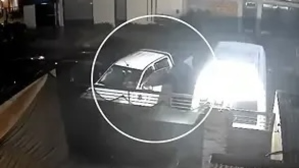 Persigui&oacute; a los ladrones que le robaron en la puerta de su casa en La Plata y termin&oacute; a las trompadas dentro de una vivienda