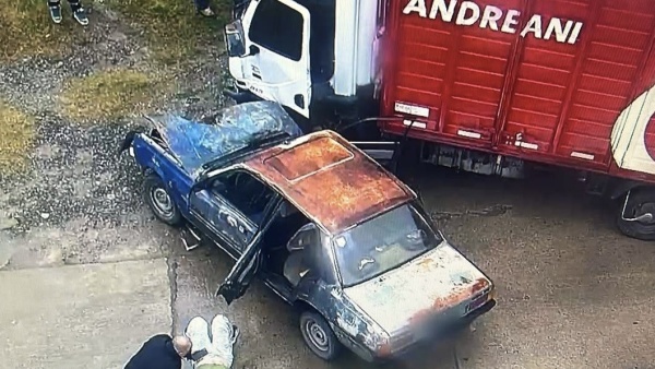 Impactante choque entre un cami&oacute;n y un auto en el camino a Punta Lara: tres heridos, entre ellos un nene de 2 a&ntilde;os