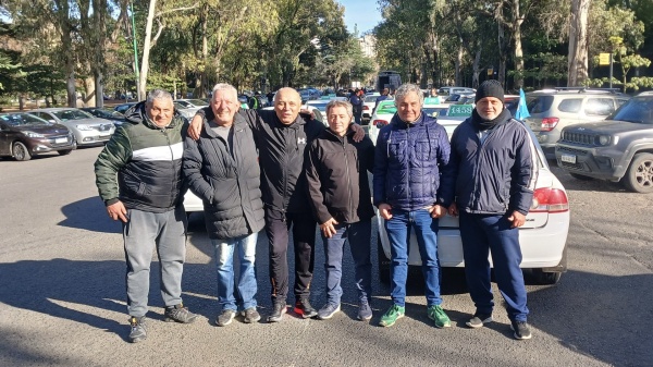 Los taxistas de La Plata volvieron a estallar por el GNC y amenazan con protestar frente a la Municipalidad