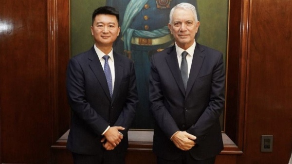 Alak impulsa un acuerdo con una empresa china para convertir a La Plata en una ciudad inteligente