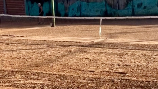 Conmoci&oacute;n en un club de La Plata: un hombre de 76 a&ntilde;os muri&oacute; tras descompensarse mientras jugaba al tenis