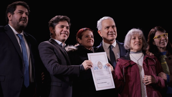 Kicillof entreg&oacute; 400 escrituras gratuitas en La Plata y cuestion&oacute; a quienes &ldquo;se apropian de la palabra libertad&rdquo;