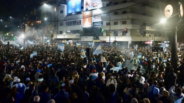 Cientos de platenses copan 7 y 50 para festejar el triunfo de Argentina ante Inglaterra